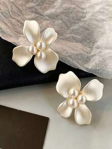 1 Pair Matte White Flower Faux Pearl Stud Earrings, Gentle Minimalist Floral Earrings, Fashionable Elegant Earrings For Women, Suitable For Date And Commute - White - View 3
