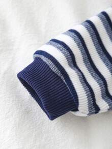 2-delat set för babypojke i blått och vitt med ribbad raglan-sweatshirt med björnpatch och långärmar, samt långbyxor med ribbade muddar, enkel avslappnad ribbstickad vardagsoutfit för barn till vår/höst - Multifärgad - Visa 5