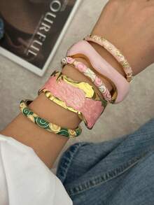 Conjunto de Pulseiras Vintage Francês em Esmalte Rosa e Dourado, Bracelete Aberto Retrô com Escultura em Gota de Óleo, Joia de Mão em Camadas de Atmosfera Suave - Multicolorido - Visão 5