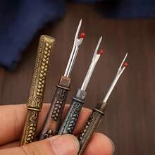 Pembuka Jahitan Ukiran Antik, Gagang Logam dengan Desain Bunga Retro, Mata Pisau Tajam dengan Mudah Membuka Jahitan dan Ujung Benang, dan Pengoperasian yang Nyaman, Cocok untuk Menjahit Tangan, Sulaman Silang, Memotong Pakaian, dan Penggemar Kerajinan Kain DIY. - Berbagai gaya - View 1