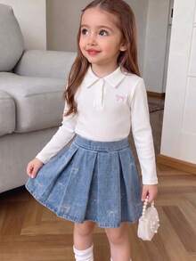 Conjunto de 2 piezas para niñas jóvenes con top de manga larga con bordado de lazo y falda plisada de mezclilla, conjunto casual preppy dulce para primavera/otoño, top polo de punto con cuello vuelto y falda mini de mezclilla de lavado claro, uso diario de campus de alto valor, estilo callejero, conjunto de falda y top de manga larga blanco para niñas - Blanco - Ver 3