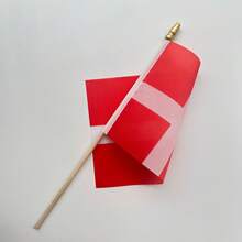 Satu Set Bendera Genggam Denmark, Lengkap dengan 5 buah Tiang Kayu dan 2 buah Penjepit Plastik PVC Transparan dengan Lubang Silang, Ukuran 14*21cm, Terbuat dari Poliester, Sempurna untuk Kantor, Rumah, Mobil, Dekorasi Dinding, Pesta dan Perayaan Festival - A - View 7