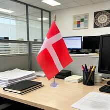 Satu Set Bendera Genggam Denmark, Lengkap dengan 5 buah Tiang Kayu dan 2 buah Penjepit Plastik PVC Transparan dengan Lubang Silang, Ukuran 14*21cm, Terbuat dari Poliester, Sempurna untuk Kantor, Rumah, Mobil, Dekorasi Dinding, Pesta dan Perayaan Festival - A - View 4