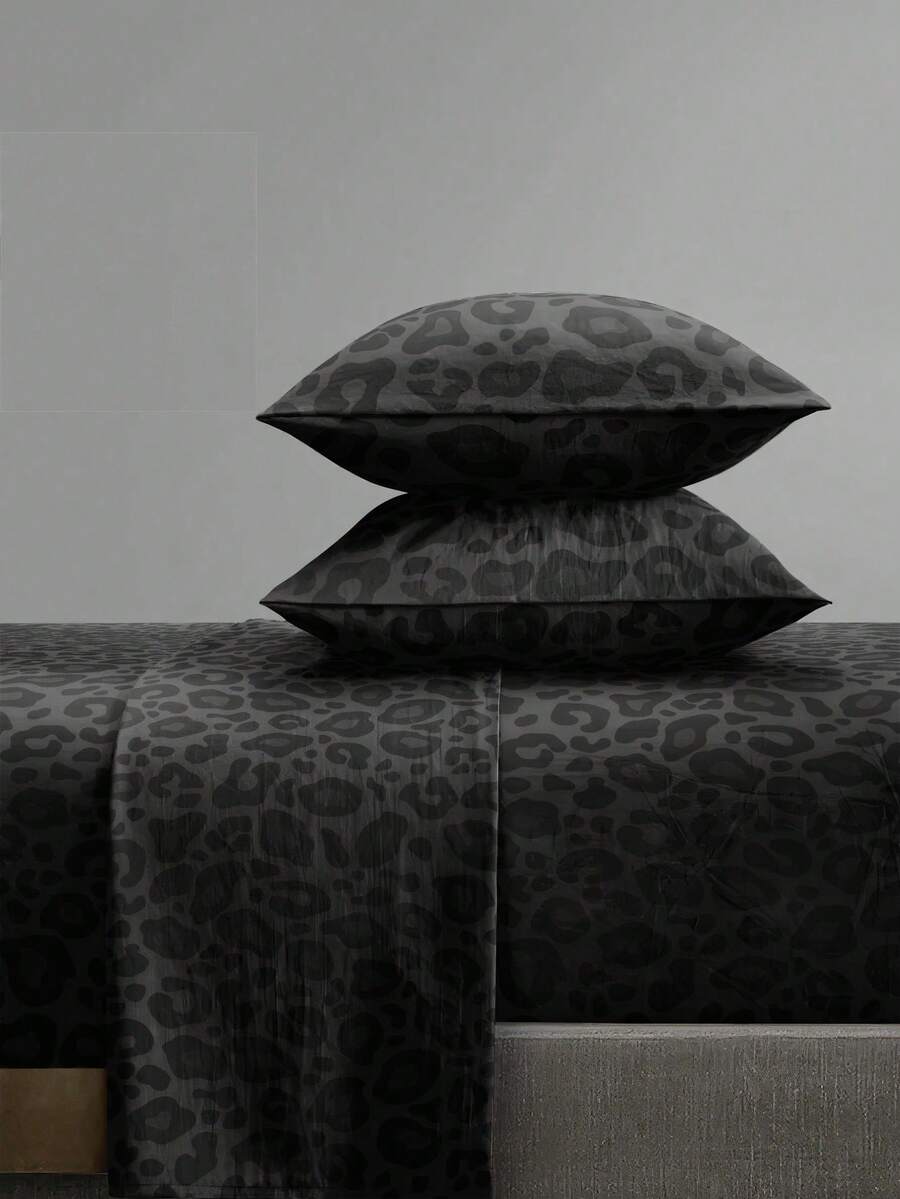 Set Sprei Motif Leopard Hitam 4 Potong, Termasuk 1 Sprei Fitted, 1 Sprei Datar, 2 Sarung Bantal (Isi Bantal Tidak Termasuk). Cocok untuk Ukuran King, Queen, Full, Twin, Muat untuk Kasur dengan Ketebalan Hingga 11,8 Inci. Lembut, Bernapas, dan Tahan Kerut - Hitam - View 1