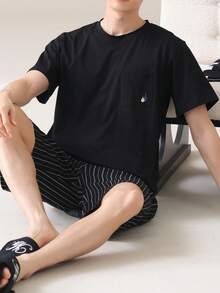 AICJ 男士純色休閒寬鬆極簡可穿搭春夏口袋圓領短袖上衣與格紋短褲2件式居家睡衣套裝 - 黑色 - 查看 4