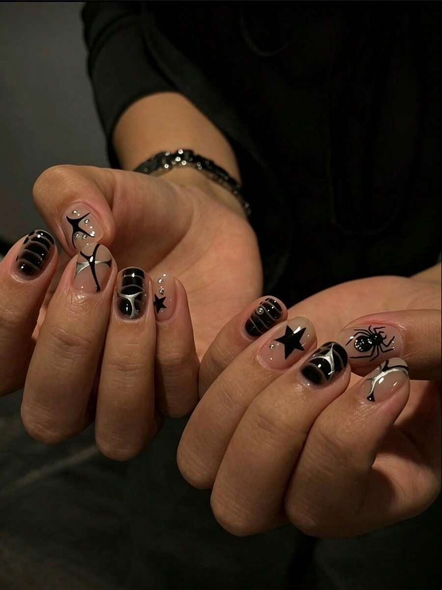 24片短方型穿戴甲,萬聖節黑色蜘蛛與星星印花法式邊設計,哥德龐克亮面全覆蓋假指甲,適合男士與男孩日常配戴 - 銀色 - 查看 1