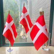 Satu Set Bendera Genggam Denmark, Lengkap dengan 5 buah Tiang Kayu dan 2 buah Penjepit Plastik PVC Transparan dengan Lubang Silang, Ukuran 14*21cm, Terbuat dari Poliester, Sempurna untuk Kantor, Rumah, Mobil, Dekorasi Dinding, Pesta dan Perayaan Festival - A - View 6