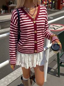 SEREN 女款條紋拼色 V 領針織開襟衫，寬鬆休閒版型，心形金屬鈕扣長袖上衣，法式復古優雅風 - 復古紅 - 查看 5