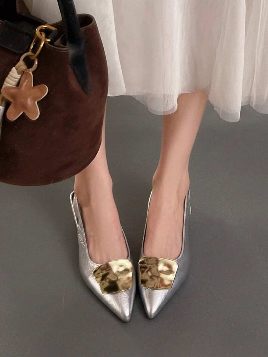 Sandalias planas de talla grande con ajuste ancho, plisado metálico, punta puntiaguda, hebilla metálica y correa trasera - Plateado - Ver 1