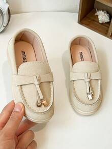 Sepatu Loafer Slip-On Anak Perempuan, Suede Beige dengan Rumbai dan Gesper, Sol Lembut, Ringan, dan Tidak Melecehkan. - Aprikot - View 1