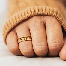 Anillo de letra hueca para mujer, anillo ajustable abierto chapado en oro de 18K de acero inoxidable, joyería minimalista, accesorio para el dedo de mujer, uso diario, regalo de cumpleaños - Multicolor - Ver 4