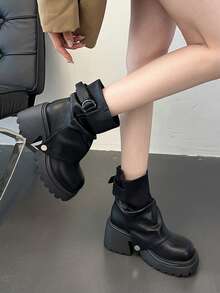 Sepatu bot pendek ukuran besar, pas lebar, penutup yang dapat dilepas, gesper logam, ujung bulat, sol tebal, hak tebal. - Hitam - View 5