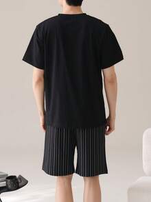 AICJ 男士純色休閒寬鬆極簡可穿搭春夏口袋圓領短袖上衣與格紋短褲2件式居家睡衣套裝 - 黑色 - 查看 2