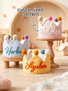 تاج عيد ميلاد من الكتان مخصص، تاج باسم مخصص، قبعة حفلة عيد ميلاد، تاج بوم بوم باسم قابل للتخصيص، ذكرى عيد ميلاد، تاج عيد ميلاد من القماش، هدية عطلة، إكسسوار تصوير، هدية عيد ميلاد، هدية مخصصة - متعدد الألوان - مشاهدة 1