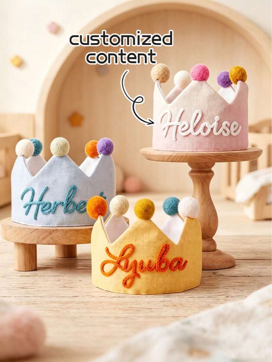تاج عيد ميلاد من الكتان مخصص، تاج باسم مخصص، قبعة حفلة عيد ميلاد، تاج بوم بوم باسم قابل للتخصيص، ذكرى عيد ميلاد، تاج عيد ميلاد من القماش، هدية عطلة، إكسسوار تصوير، هدية عيد ميلاد، هدية مخصصة - متعدد الألوان - مشاهدة 1