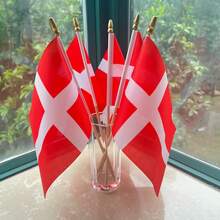 Satu Set Bendera Genggam Denmark, Lengkap dengan 5 buah Tiang Kayu dan 2 buah Penjepit Plastik PVC Transparan dengan Lubang Silang, Ukuran 14*21cm, Terbuat dari Poliester, Sempurna untuk Kantor, Rumah, Mobil, Dekorasi Dinding, Pesta dan Perayaan Festival - A - View 8