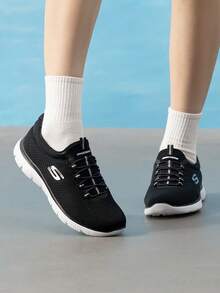 Skechers 女款輕量休閒鞋，女款一腳蹬走路鞋，舒適透氣緩震運動鞋 12980-BKW - 黑色/白色 - 查看 3