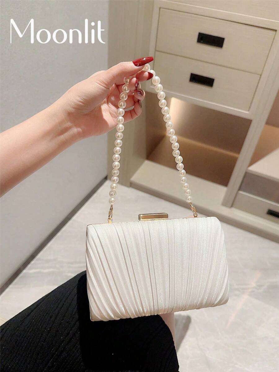 这款精致的盒形晚宴包，以低调奢华的褶裥设计点缀，并饰以仿珍珠。可手提或使用链条肩带。适合舞会和晚宴等场合。这款新娘包包是派对、婚礼、舞会、晚宴/宴会的完美之选，可搭配婚纱、正式礼服、舞会礼服、生日礼服、派对礼服，是婚礼必备单品。