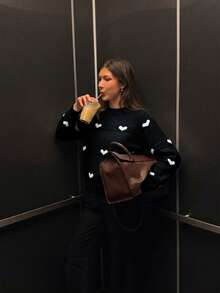 女款白色圓領愛心圖案長袖針織毛衣，寬鬆休閒套頭上衣，適合秋冬，舒適日常街頭風穿搭 - 黑色 - 查看 4