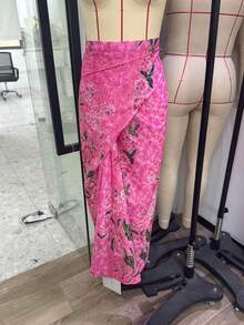 女款 Saruang Kebaya 娘惹克芭雅，1件花卉印花優雅裙，春/夏 - 玫紅色 - 查看 2