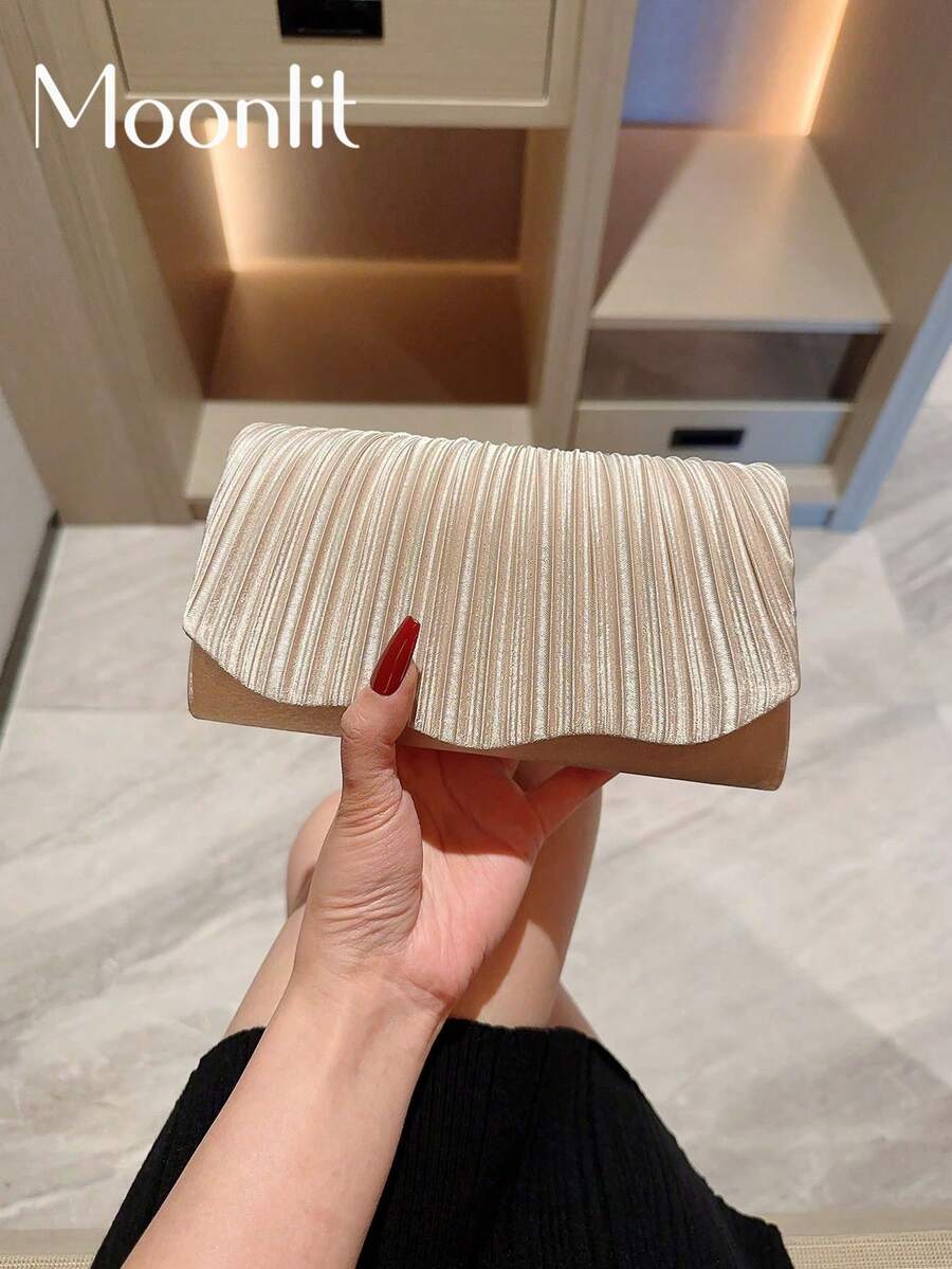 Moonlit Eve 包是一款经典褶皱缎面设计手拿包，非常适合晚会、正式场合、晚宴、浪漫婚礼、新娘、舞会，配有翻盖和链带。，完美搭配新年服装，与女士派对礼服完美搭配，必备婚礼物品，完美搭配毕业礼服、舞会礼服