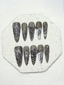 10片哥德風3D銀色天使十字壓貼式假指甲，長杏仁形，深色鏡面粉末金屬質感龐克另類風，可重複使用，適合派對Cosplay美甲用品（含1片果凍膠貼 + 1片指甲锉） - 深灰色 - 查看 15