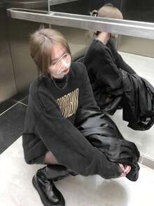 女款新款黑色水洗做舊復古長袖衛衣，休閒寬鬆顯瘦時尚幾何印花，美式學院街頭慵懶風，辣妹開學校園穿搭圓領長袖衛衣 - 黑色 - 查看 2