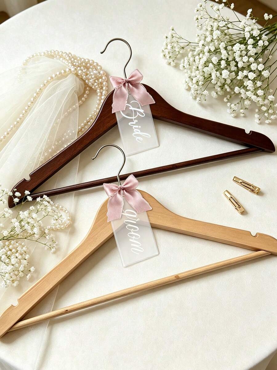6件組新娘、新郎、伴娘木製衣架套組,附客製化姓名吊牌,優雅露肩婚紗衣架,高端西裝衣架套組,適合特殊場合,個性化婚禮派對伴手禮與新娘婚前派對裝飾 - 彩色 - 查看 1