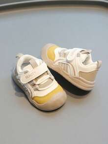زوج واحد من أحذية رياضية كاجوال مسطحة بألوان متباينة مع خطاف وحلقة للرضع والأطفال الصغار للارتداء اليومي [اختر حسب الطول الداخلي الفعلي بالسنتيمتر] - أصفر - مشاهدة 1