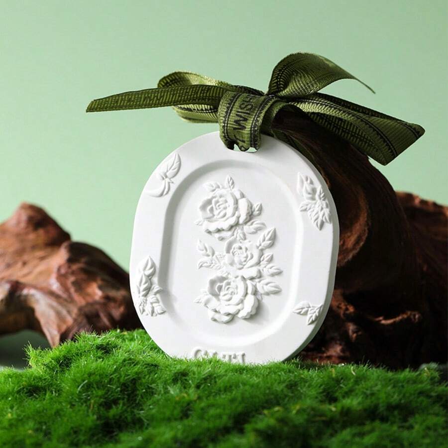 1pc This High-End Embossed Plaster Scented Pendant Has The Same Fragrance As Those In Physical Stores And Is Suitable For Various Occasions. It Also Makes A Sophisticated Gift Choice - Wild Gardenia - View 1