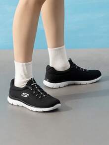 Skechers 女款輕量休閒鞋，女款一腳蹬走路鞋，舒適透氣緩震運動鞋 12980-BKW - 黑色/白色 - 查看 5