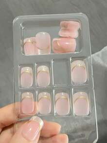 24片短方型穿戴甲，透明冰感裸粉底色搭配亮片甲尖與金色線條藝術，輕量易貼套裝，含1件美甲膠水凝膠與1件美甲锉，適合日常通勤、辦公室與約會之夜 - 彩色 - 查看 3