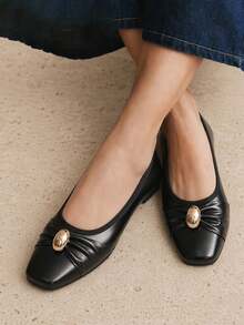 New Women's Pleated Metal Decor Flat Shoes, Black Soft Leather Square Toe Low-Top Comfortable Flats, Suitable For Office Commute - Black - View 2