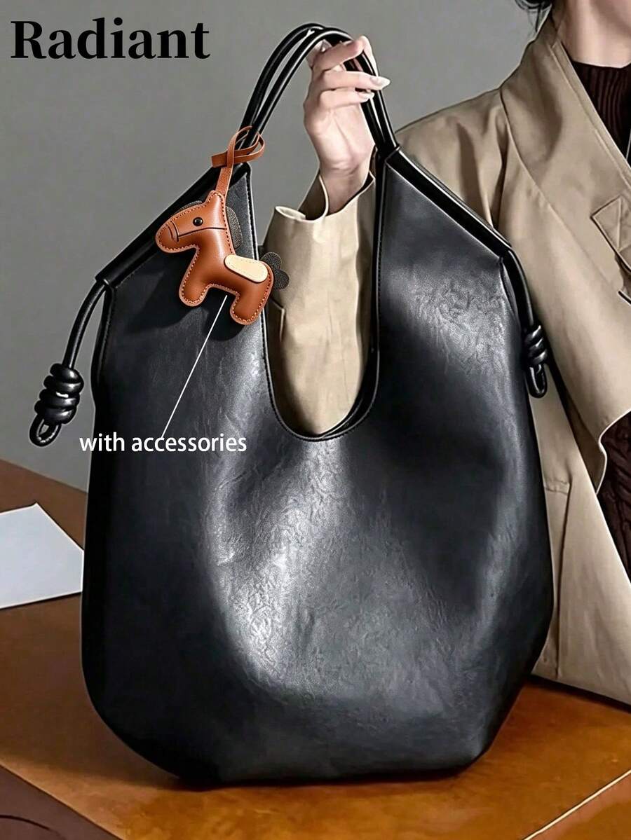 女款大容量搖滾風托特肩背包，適合秋冬日常通勤與校園使用（附小馬吊飾）