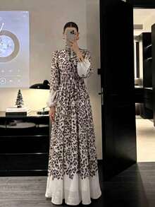 女款優雅現代全身豹紋印花時尚奢華連身裙，保守設計配鈕扣 - 黑與白 - 查看 2