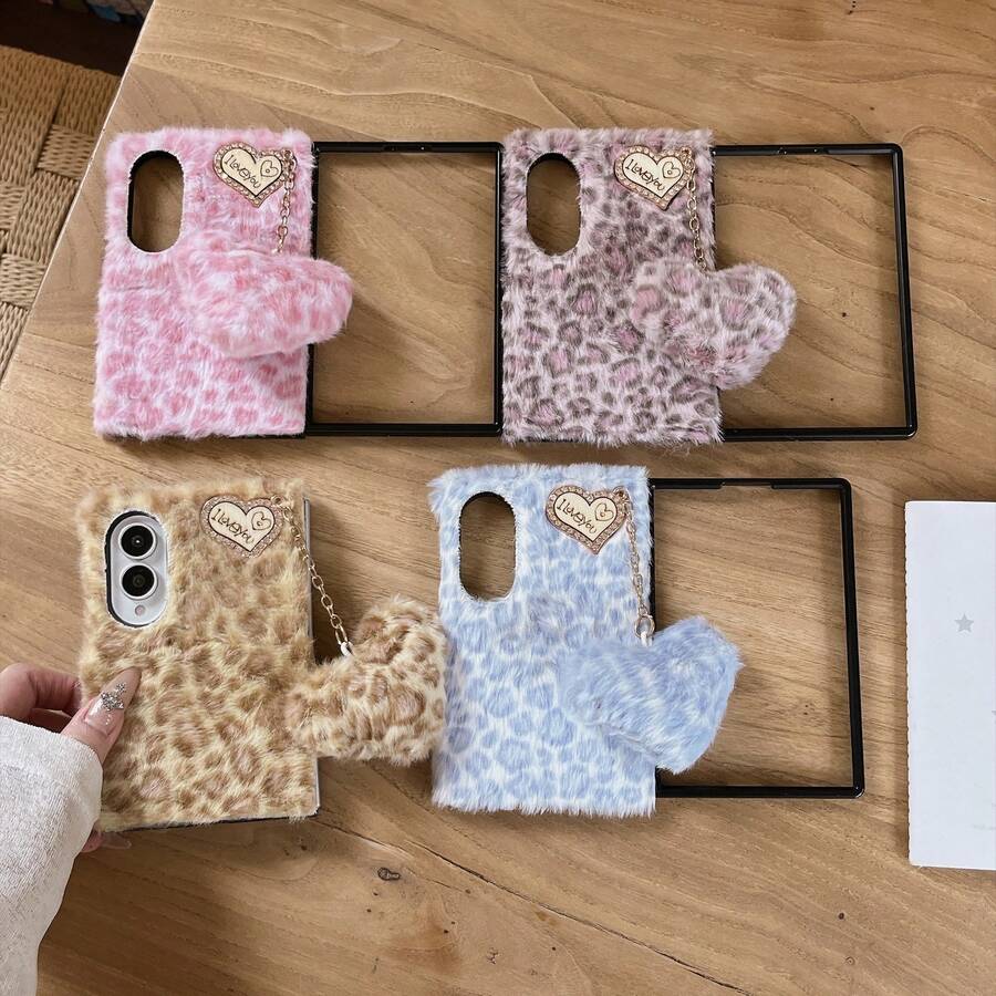Autumn/Winter Plush Leopard Print Heart Pendant Phone Case For Samsung Galaxy Z Fold3/4/5/6/7/8, Vintage Sweet Girl Style Rhinestone Heart Logo Plush Heart Chain Full Coverage Anti-Drop Protective Shell