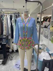 女款 Kebaya Nyonya 刺繡長袖上衣外套，優雅氣質時尚款 - 淺藍色 - 查看 1