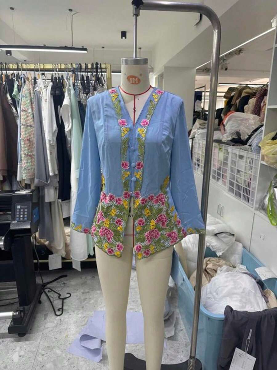 女款 Kebaya Nyonya 刺繡長袖上衣外套,優雅氣質時尚款 - 淺藍色 - 查看 1
