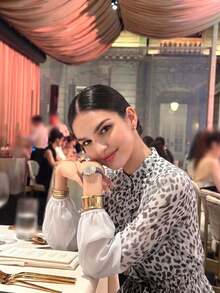 女款優雅現代全身豹紋印花時尚奢華連身裙，保守設計配鈕扣 - 黑與白 - 查看 3