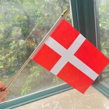 Satu Set Bendera Genggam Denmark, Lengkap dengan 5 buah Tiang Kayu dan 2 buah Penjepit Plastik PVC Transparan dengan Lubang Silang, Ukuran 14*21cm, Terbuat dari Poliester, Sempurna untuk Kantor, Rumah, Mobil, Dekorasi Dinding, Pesta dan Perayaan Festival - A - View 9