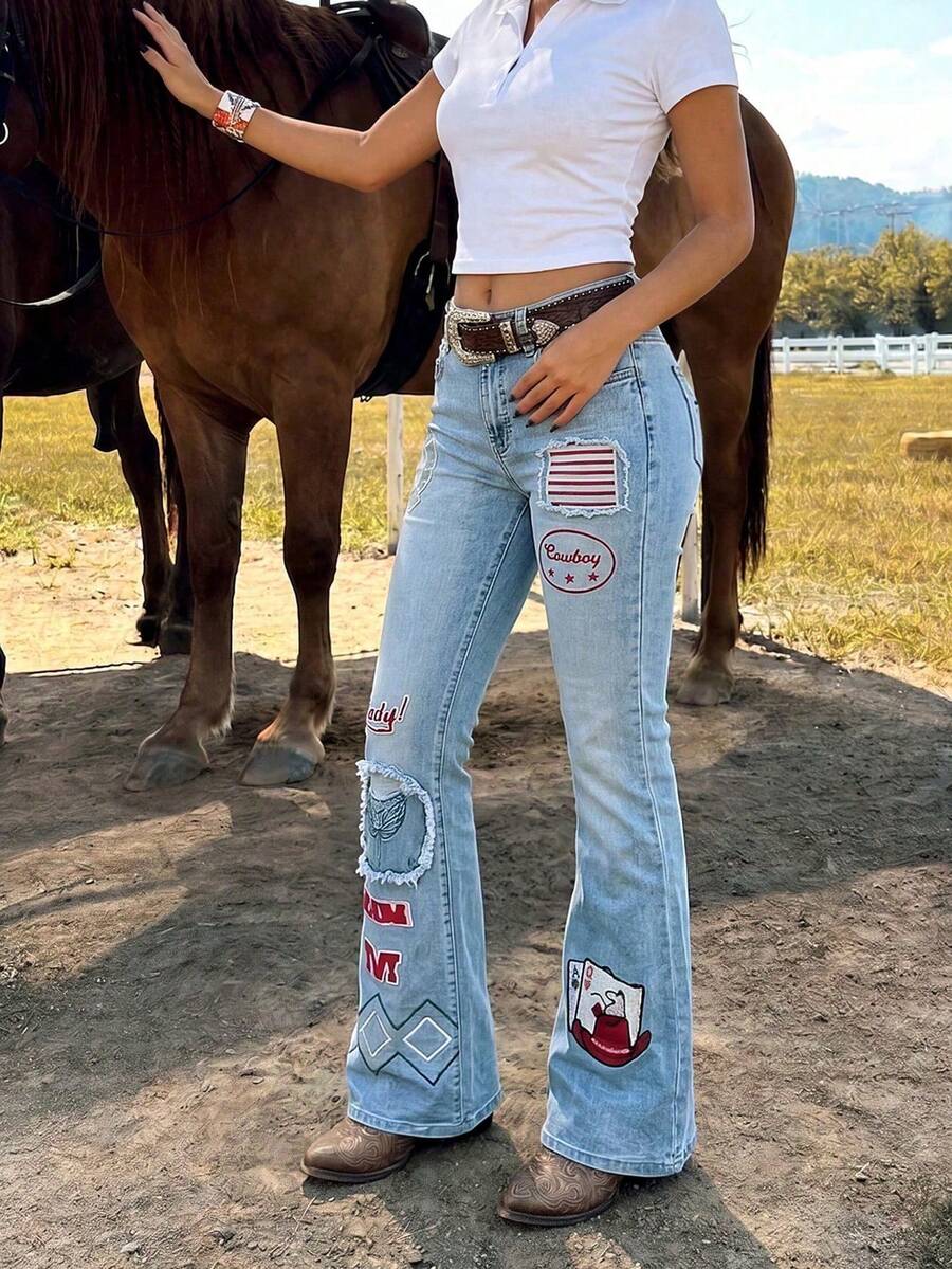 Calça Jeans Flare Azul Claro Retrô Y2K Feminina, Decorada com Bordado e Detalhes de Patch Desgastado, Estilo Casual Fashion Sem Cinto