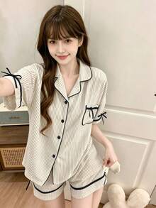 2件組女款睡衣家居服套裝，翻領開襟外套直條紋印花附胸前口袋與蝴蝶結裝飾，簡約短袖短褲，適合春夏季 - 黑與白 - 查看 9