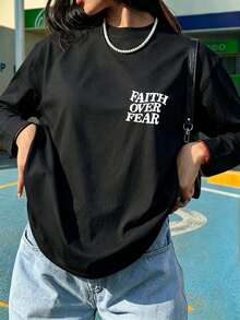 大尺碼女款寬鬆圓領運動衫，背面印花 Faith Over Fear 聖經金句，基督教秋季休閒套頭上衣 - 黑色 - 查看 6