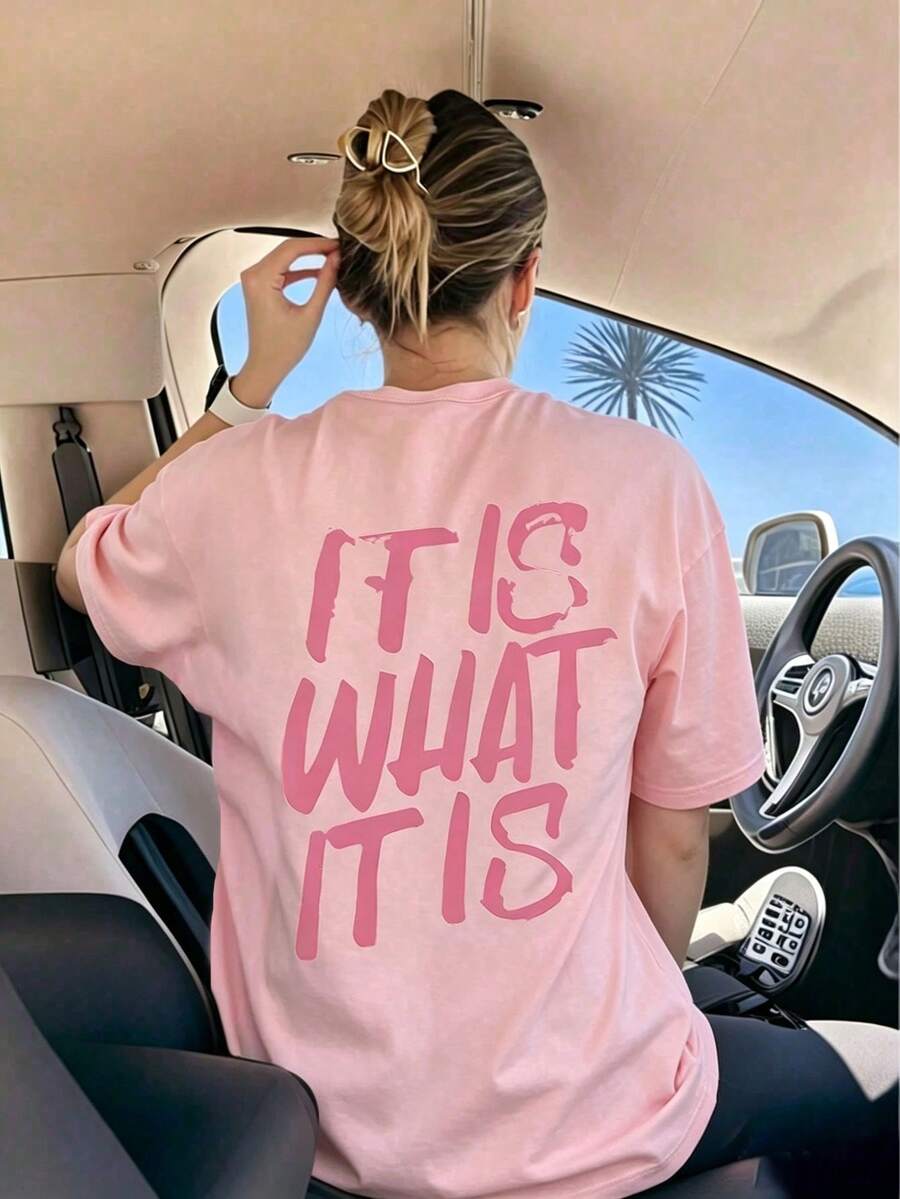 女款大尺碼休閒T恤 | 「It Is What It Is」字母印花，休閒圓領短袖，女款T恤，大尺碼夏季服飾，粉紅色 - 粉色 - 查看 1