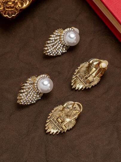 Vintage Gold Leaf Pearl Ear Clips And Studs, High-End Faux Pearl Inlaid With Sparkling Rhinestones, Distressed Gold Texture, Dual Version Ear Clips And Studs Available. Exquisite 3D Leaf Design Paired With Large Round Pearls, Elegant Vintage Atmosphere. No Ear Piercing Required, Comfortable Clip-On Without Pressure, Suitable For Evening Gowns, Hong Kong Style Vintage Outfits, Banquets, And Daily Wear. Niche Luxury Heavy-Duty Accessory, Suitable For Cross-Border Supply, Versatile For Multiple Occasions.