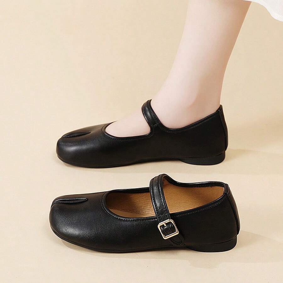 Sepatu Flat Wanita dengan Ujung Terpisah, Sepatu Balet dengan Tali Gesper untuk Perjalanan Sehari-hari, Acara Santai, dan Paduan Mode Sehari-hari - Hitam - View 1