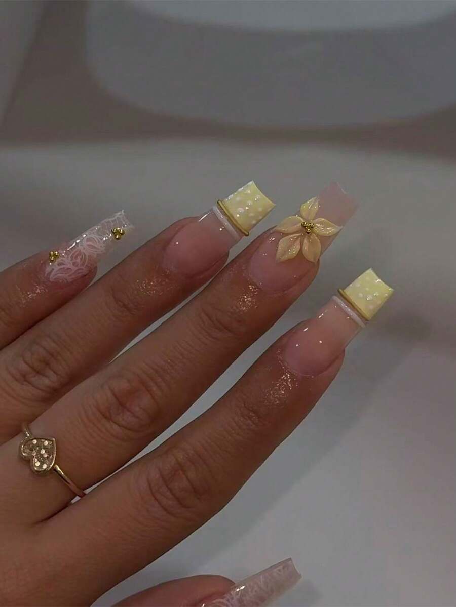 24片中長款棺材形3D凝膠美甲片，花卉與波點設計，珍珠裝飾，法式風格美甲，花朵美甲藝術，法式美甲，完美貼合指尖。套裝包含：1片果凍膠與1片美甲锉。適合女性日常工作與派對場合。