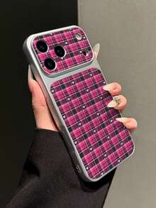 1pc Rose Red & Black Plaid Small Heart Flat Leather Texture Phone Case Electroplated Matte Silver Edge Full Coverage 2mm Shockproof Creative Precision Cut Raised Large Window Quick Change 18PM Lens Soft Shell Daily Use Suitable For IPhone18Pro/18Promax/17/17Pro/17PROMAX/16/16Pro/16PLUS/16PROMAX/15/11/12/13/14/15Pro/14Pro/13Pro/15PROMAX/14PROMAX/13PROMAX - Multicolor - View 1