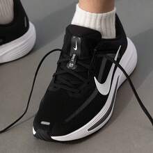Nike Sepatu atletik pria QUEST 7 terbaru ini ringan, serbaguna, cocok untuk bepergian dan pemakaian kasual, serta memiliki bagian atas berbahan jala yang dapat bernapas. - Hitam dan Putih - View 3