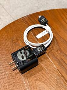 暗黑風酷炫美金頭像印花防摔充電器保護殼，適用 Apple 充電器外殼裝飾，防摔 11/15promax/17promax/13/14/15/16promax - 黑色 - 查看 3
